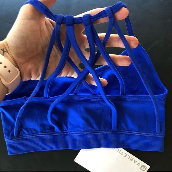🎉HOST PICK🎉 NWT Fabletics Soft Seamless Multi-Strap Sports Bra - Picture 4 of 10